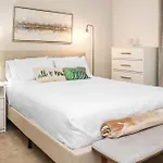 Luxe Mdr Apartment,Parking, Gym, Pool, Jacuzzi,Bbq