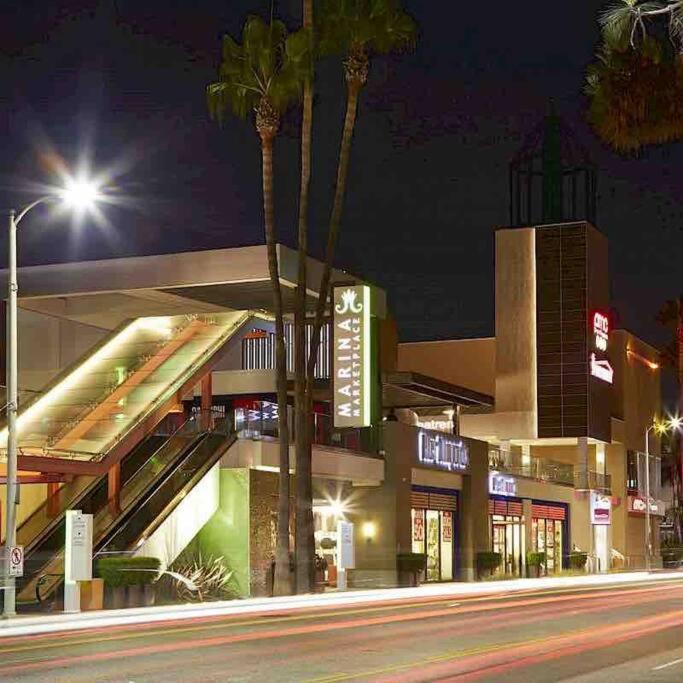 Luxe Mdr Apartment,parking, Gym, Pool, Jacuzzi,bbq Los Angeles